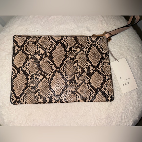 Chic Tan Snakeskin Pattern Wrislet - Picture 2 of 7